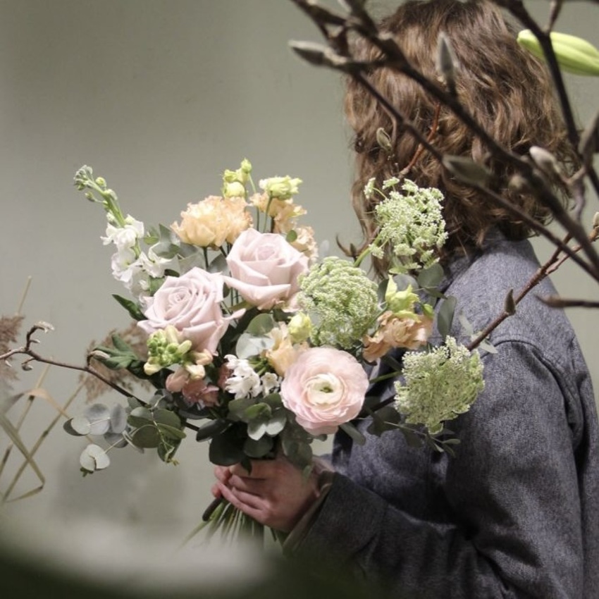 Нежный букет ранункулюсы, розы и нарциссы вид 1