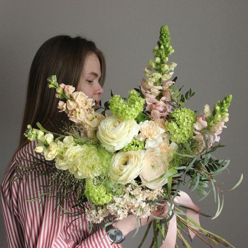 букет с ранункулюсами и львиным зевом вид 1