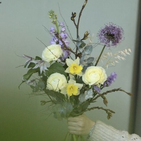 Букет с лютиками и маттиолой вид 4