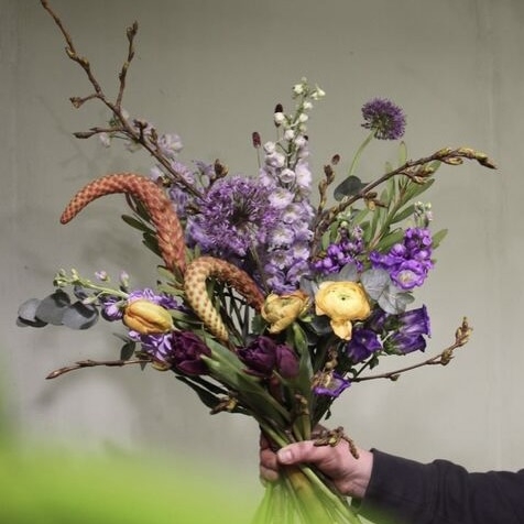 Букет с алоэ, дельфиниумом и тюльпанами вид 4