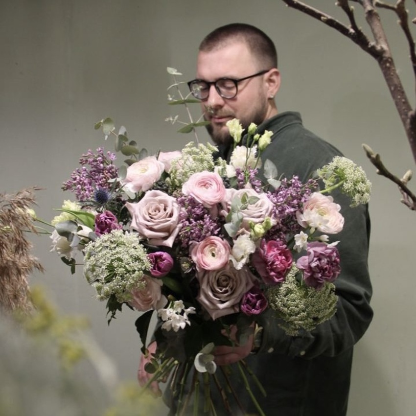 Букет с ранункулюсами, сиренью, тюльпанами и нарциссами вид 4