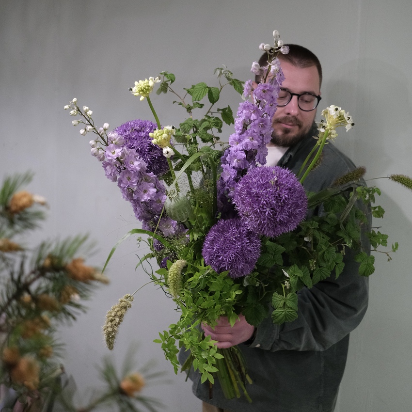 Садовый букет с маком, аллиумом и дельфиниумом