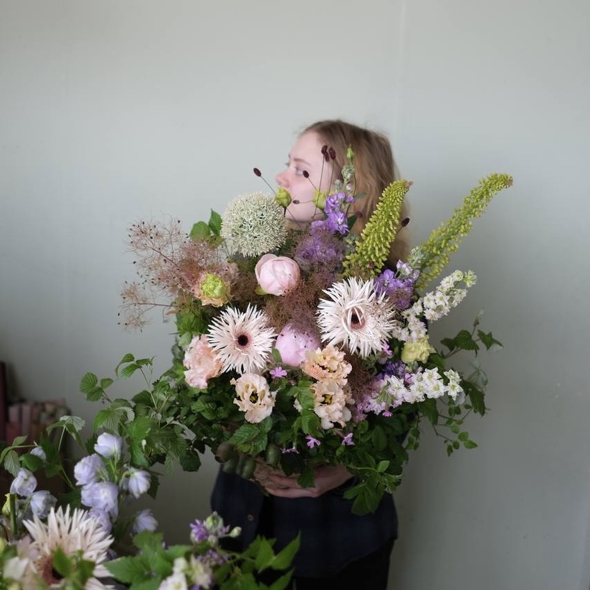 Букет с пионами, котинусом и эустомой