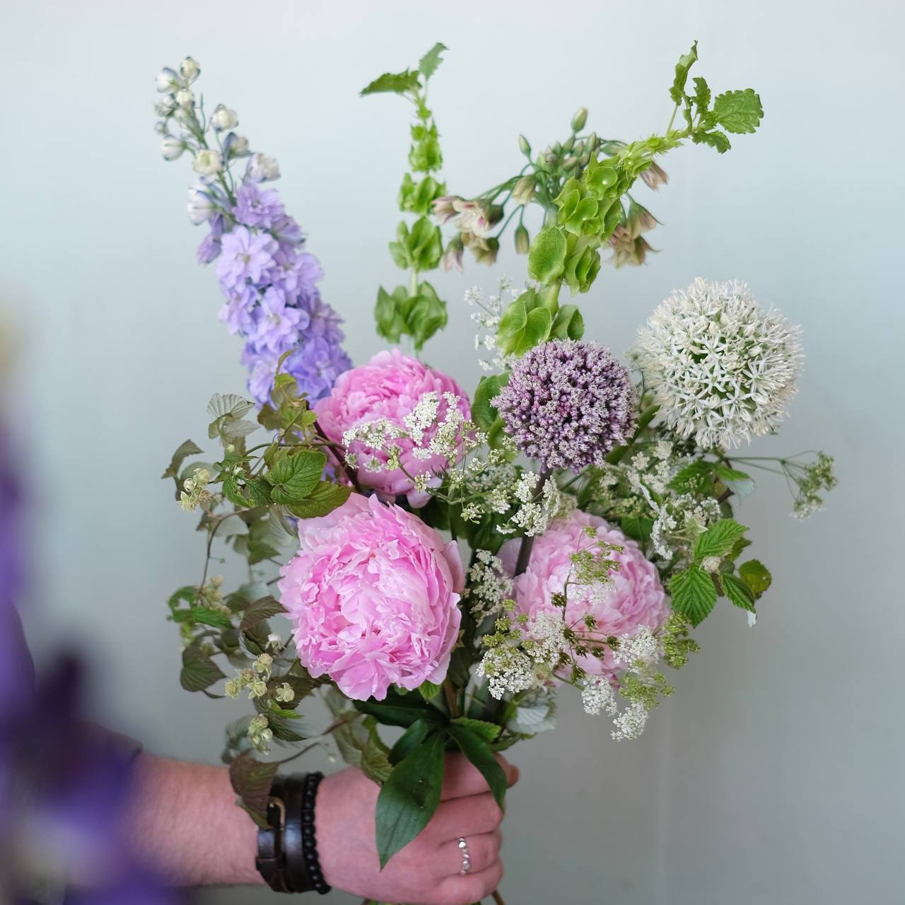 Букет с пионами, луком и малиной