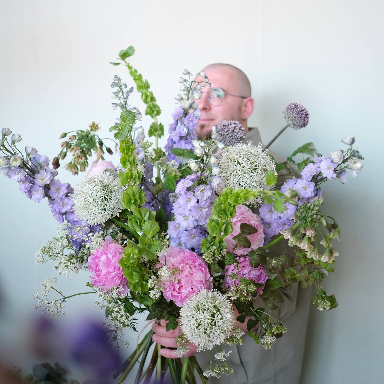 Аллиум, пионы, дельфиниум и молюцелла