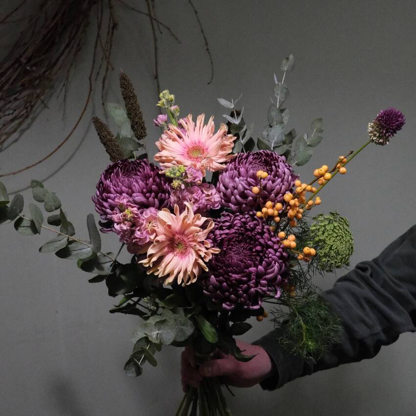 Герберы, маттиола и хризантемы бигуди sever flowers