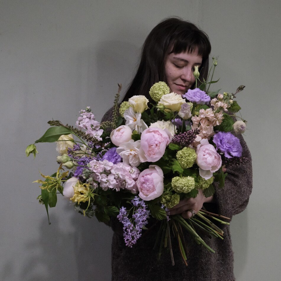 Сиреневый букет с пионами маттиолой нарциссами сиренью
