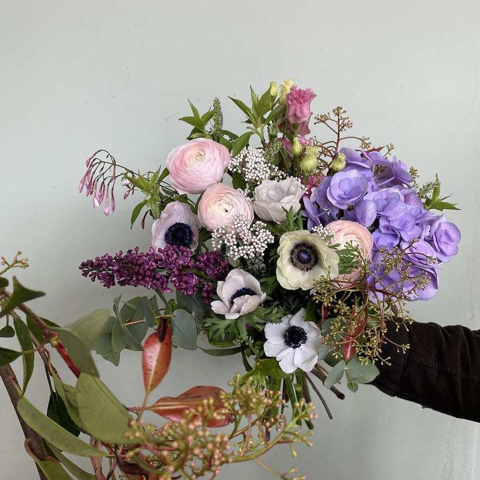 Розовый букет цветов сирень ранункулюс гортензия Sever Flowers