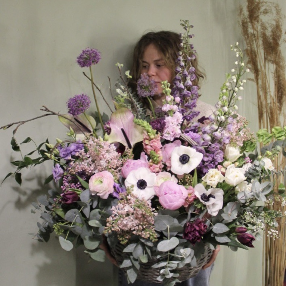 Корзина цветов сиреневая анемоны пионы ранункулюсы Sever Flowers