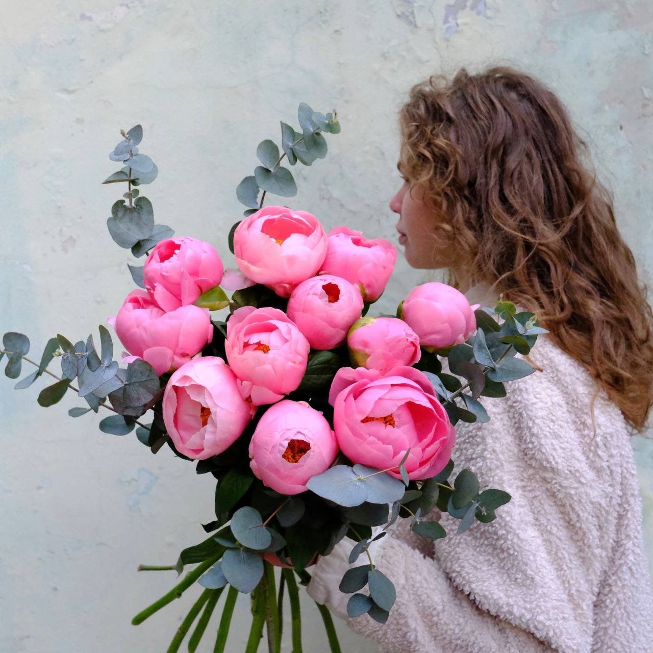 Букет розовых пионов с ветками эвкалипта