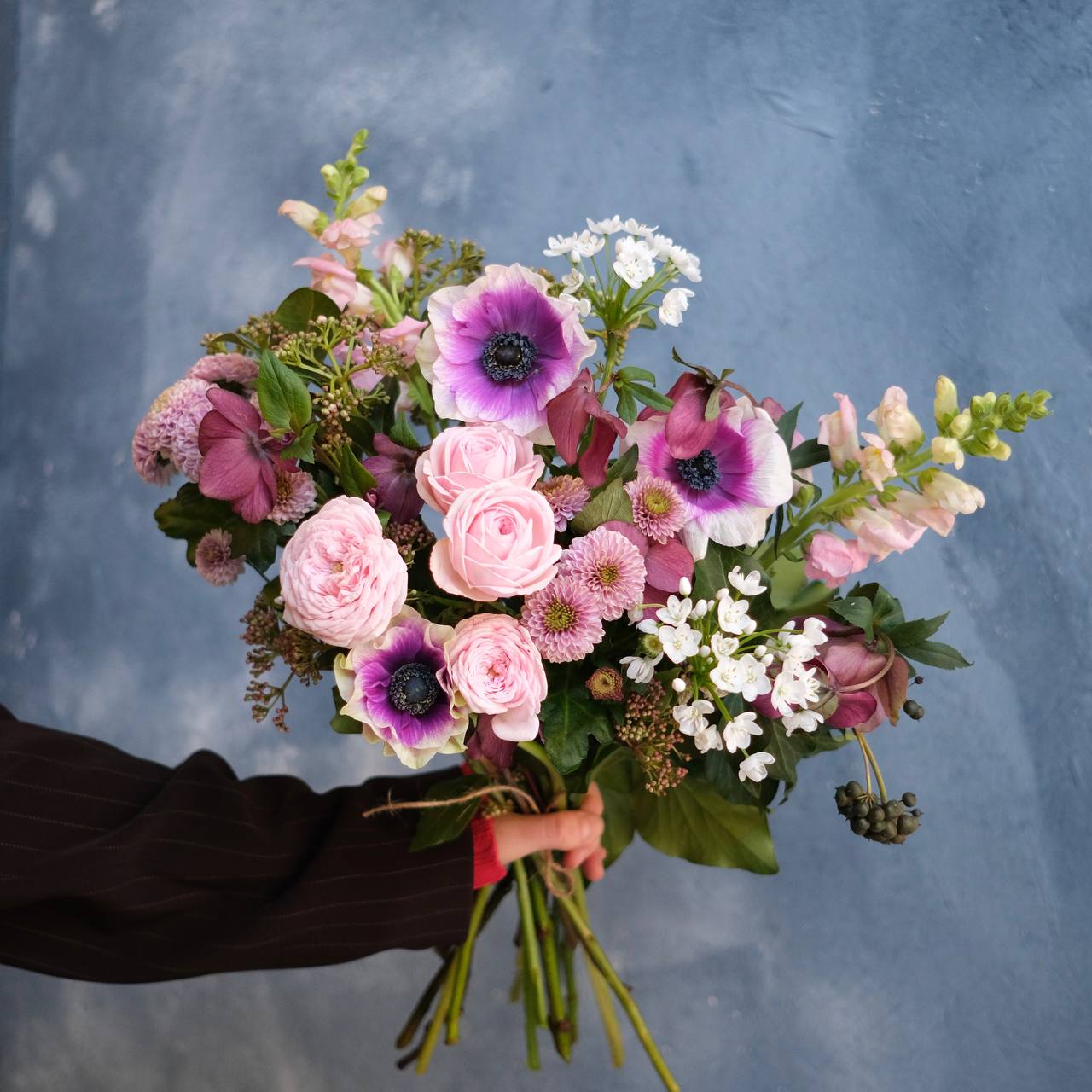 Букет с анемонами антиринумрм хелеборусом вид 3