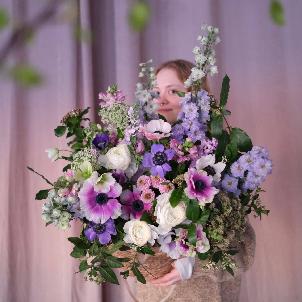 Корзина с дельфиниумом и лютиками