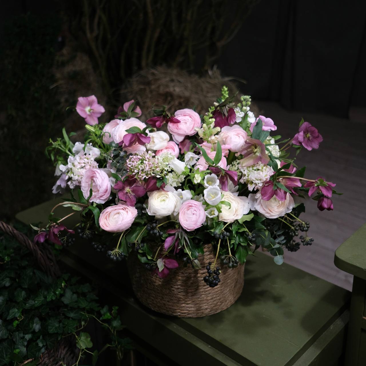 Колокольчики, ранункулюсы и морозник