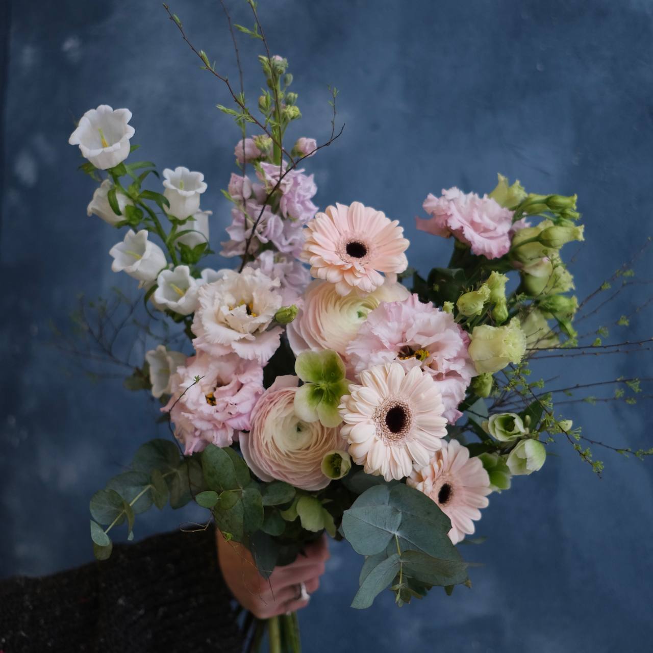 Ранункулюсы, колокольчик и герберы