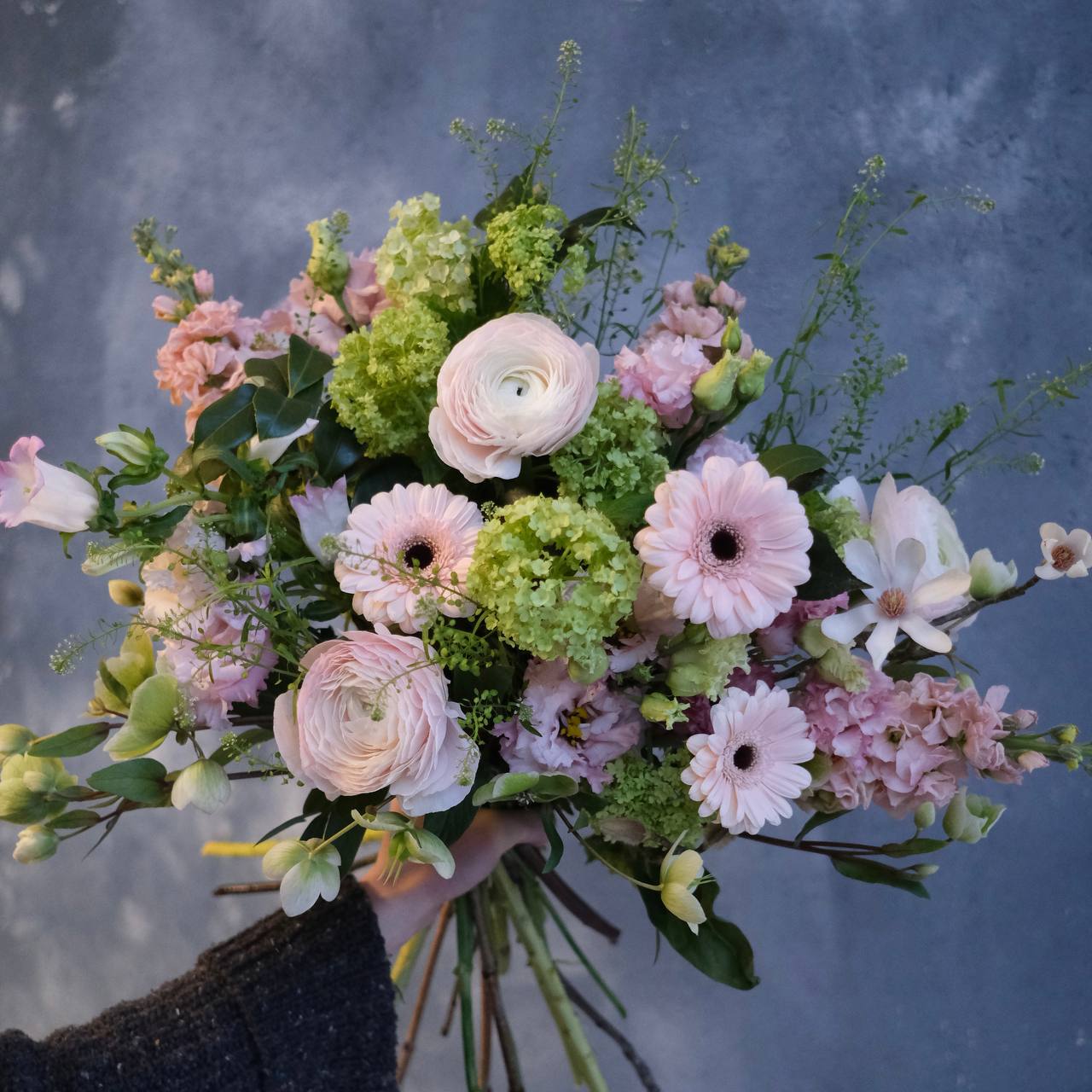 Колокольчики, ранункулюсы, маттиола и герберы