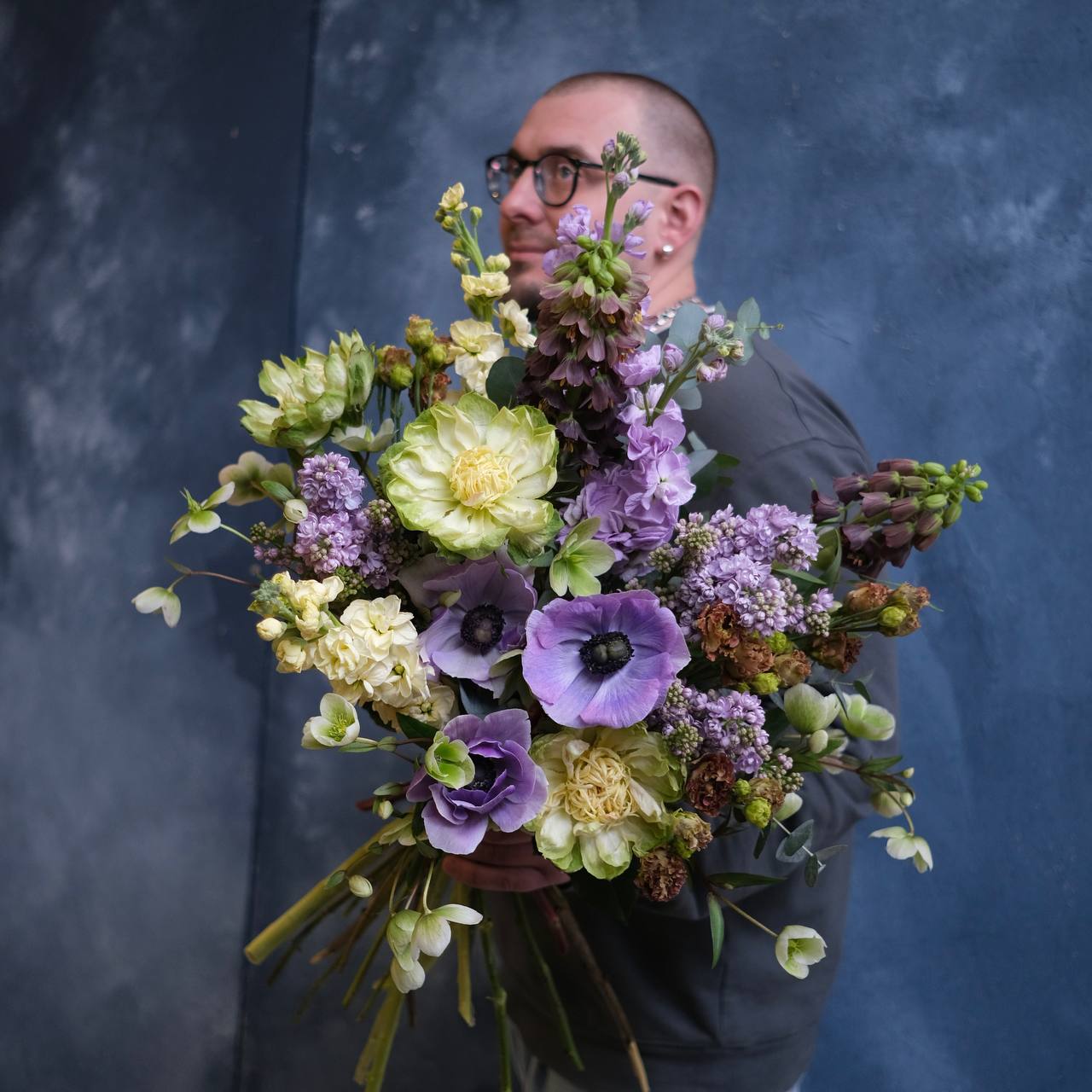 Сирень, анемоны и розы-капустки