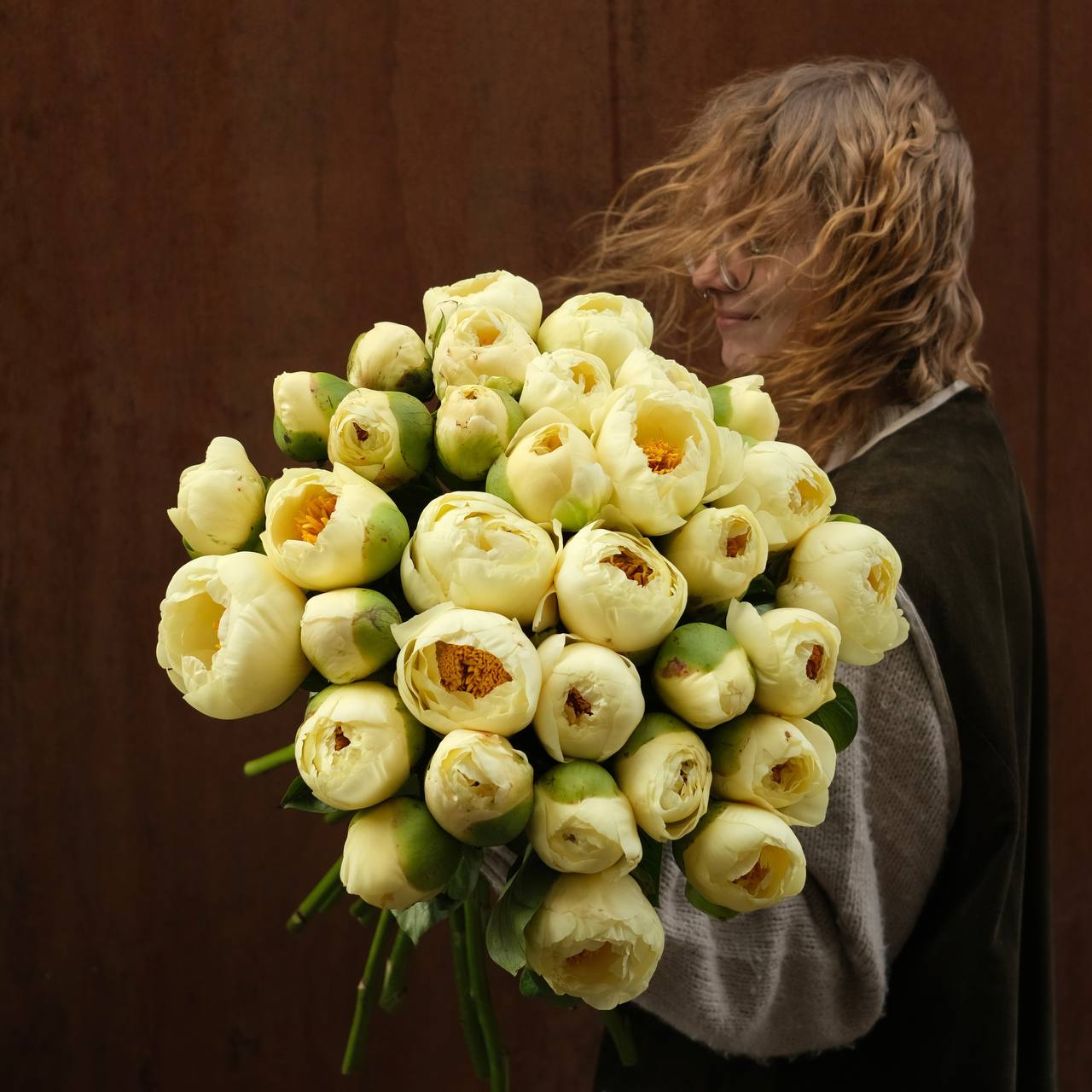 Букет с жёлтыми пионами вид 4