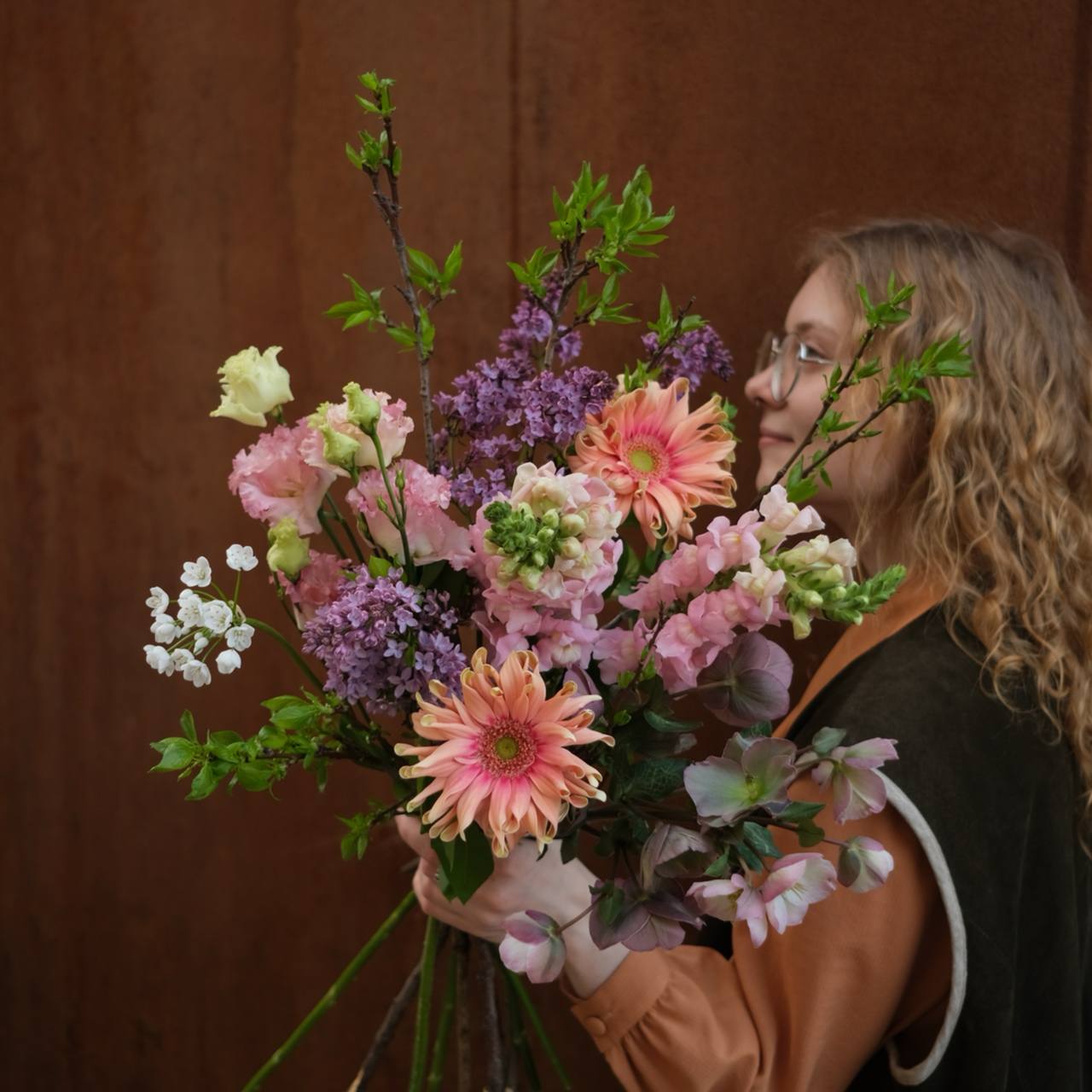 Кудрявые герберы, львиный зев и ветви