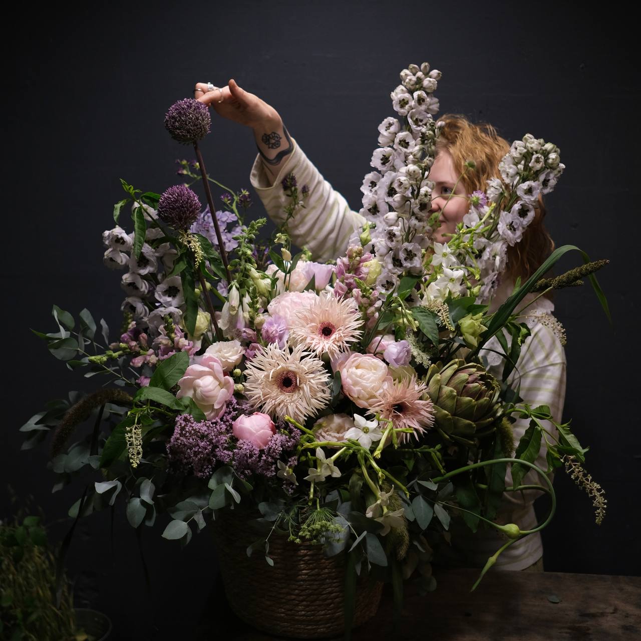 Корзина с пионами, герберами и дельфиниумом