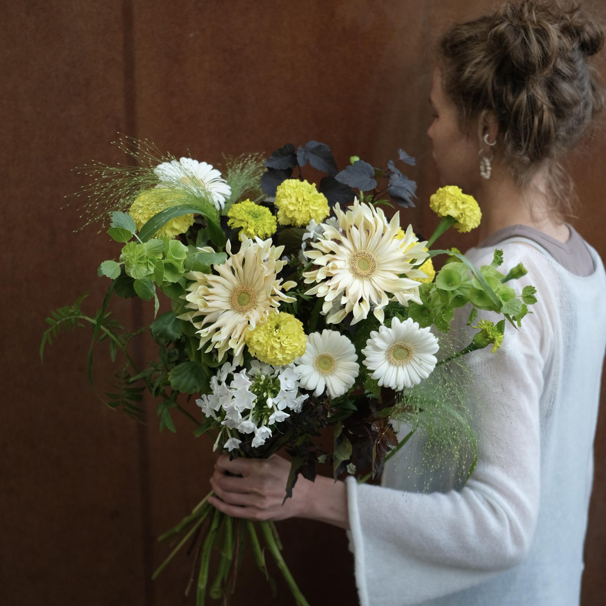 Кудрявые герберы и травы