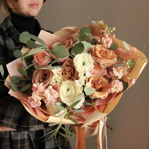 Розы-ириски, ранункулюсы и маттиола