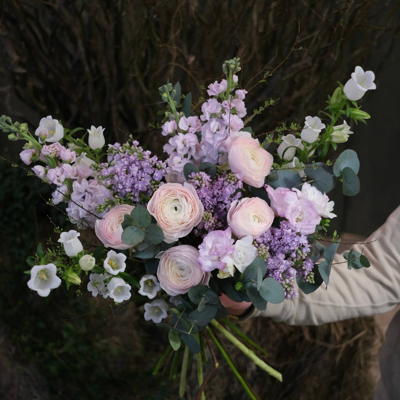 Ранункулюсы, колокольчики и сирень