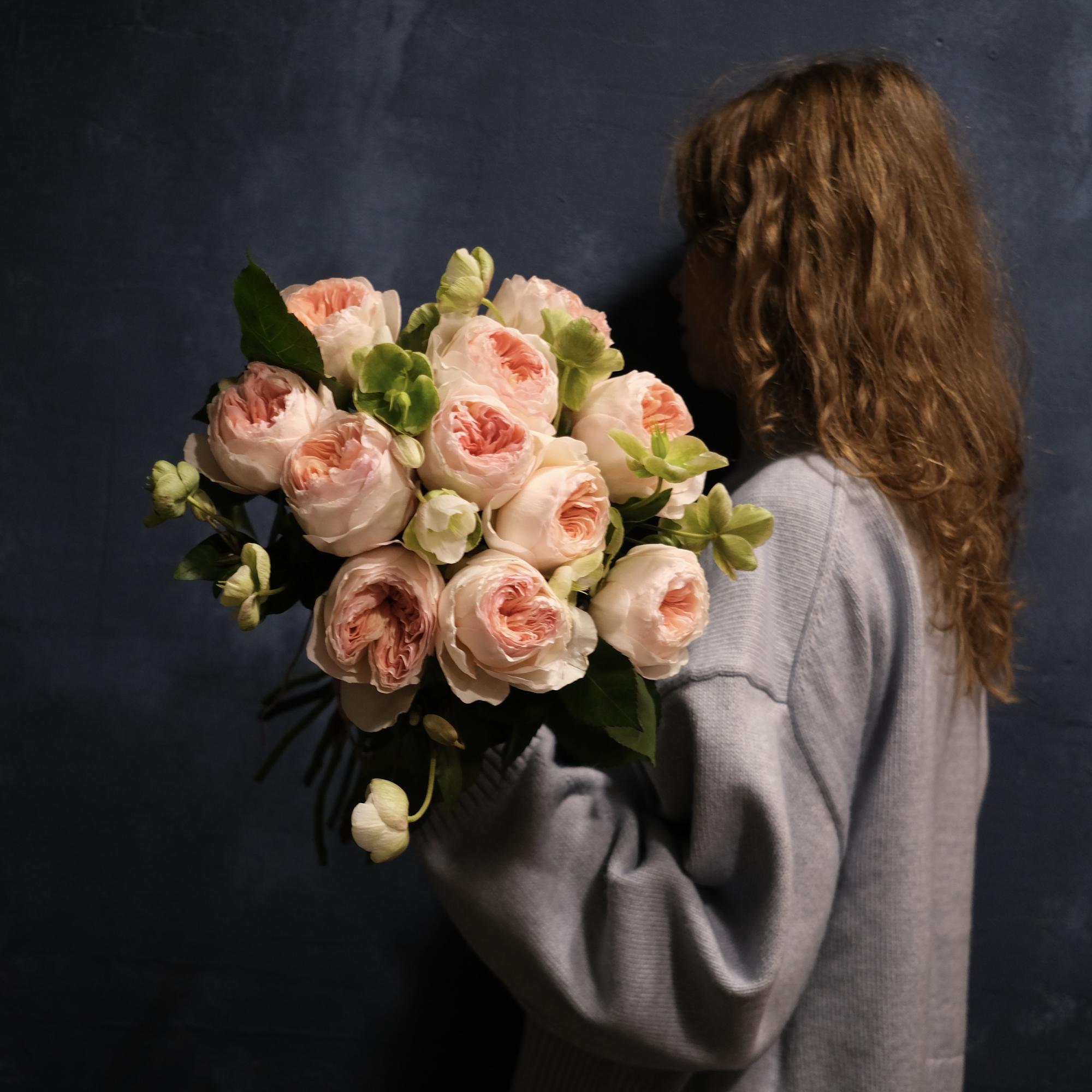 Пионовидные розы и морозник