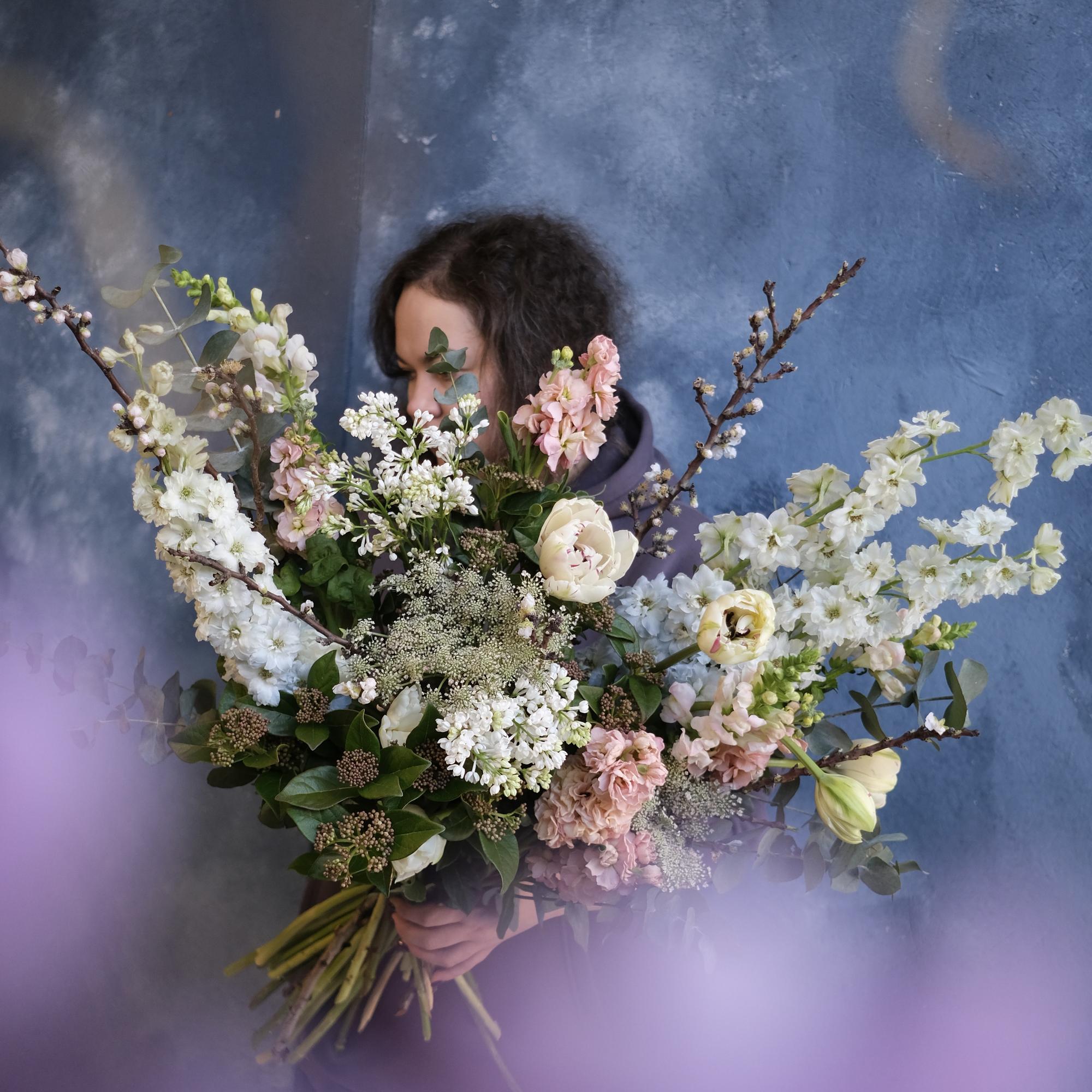 Дельфиниум, сирень и маттиола