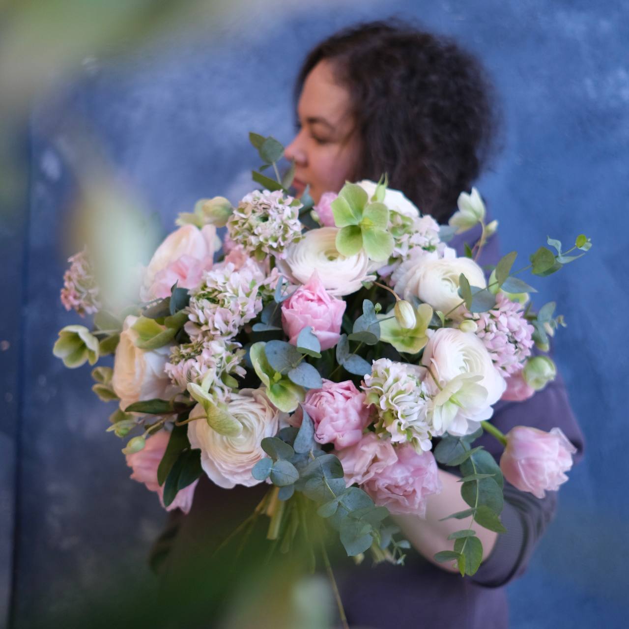 Весенний букет с ранункулюсами и тюльпанами