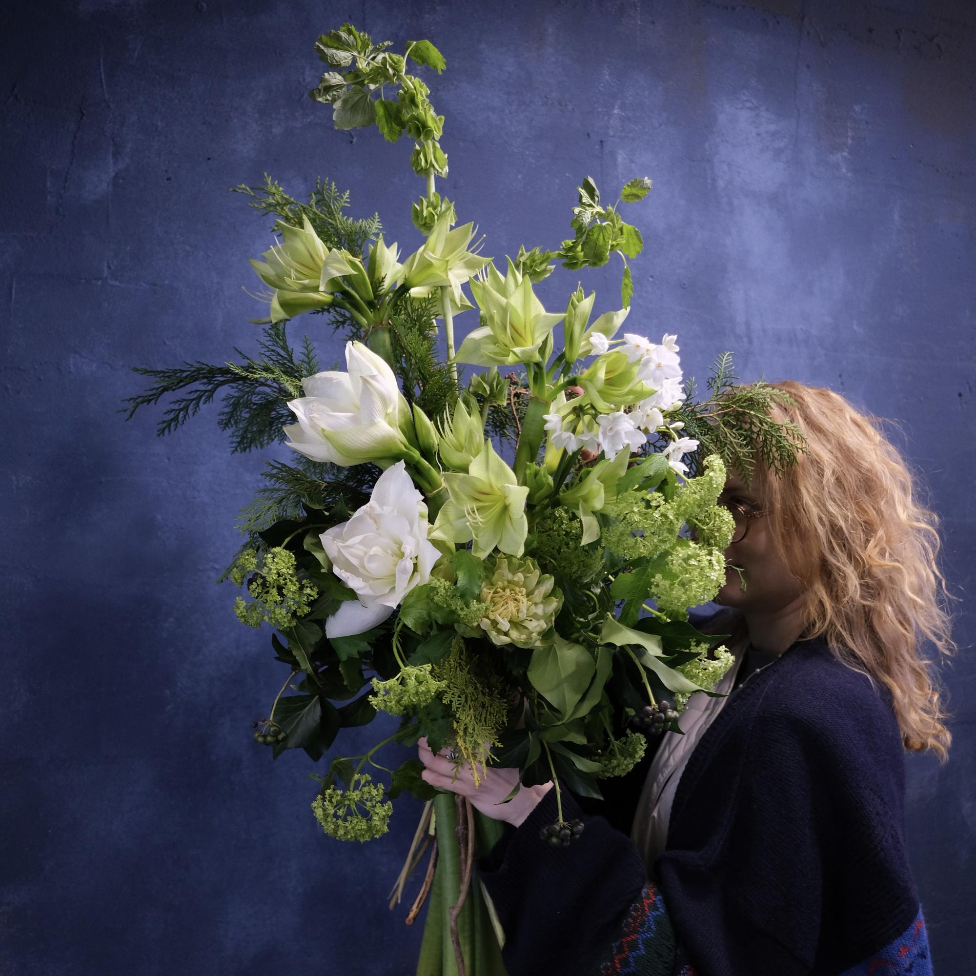 Букет с амариллисами и розами