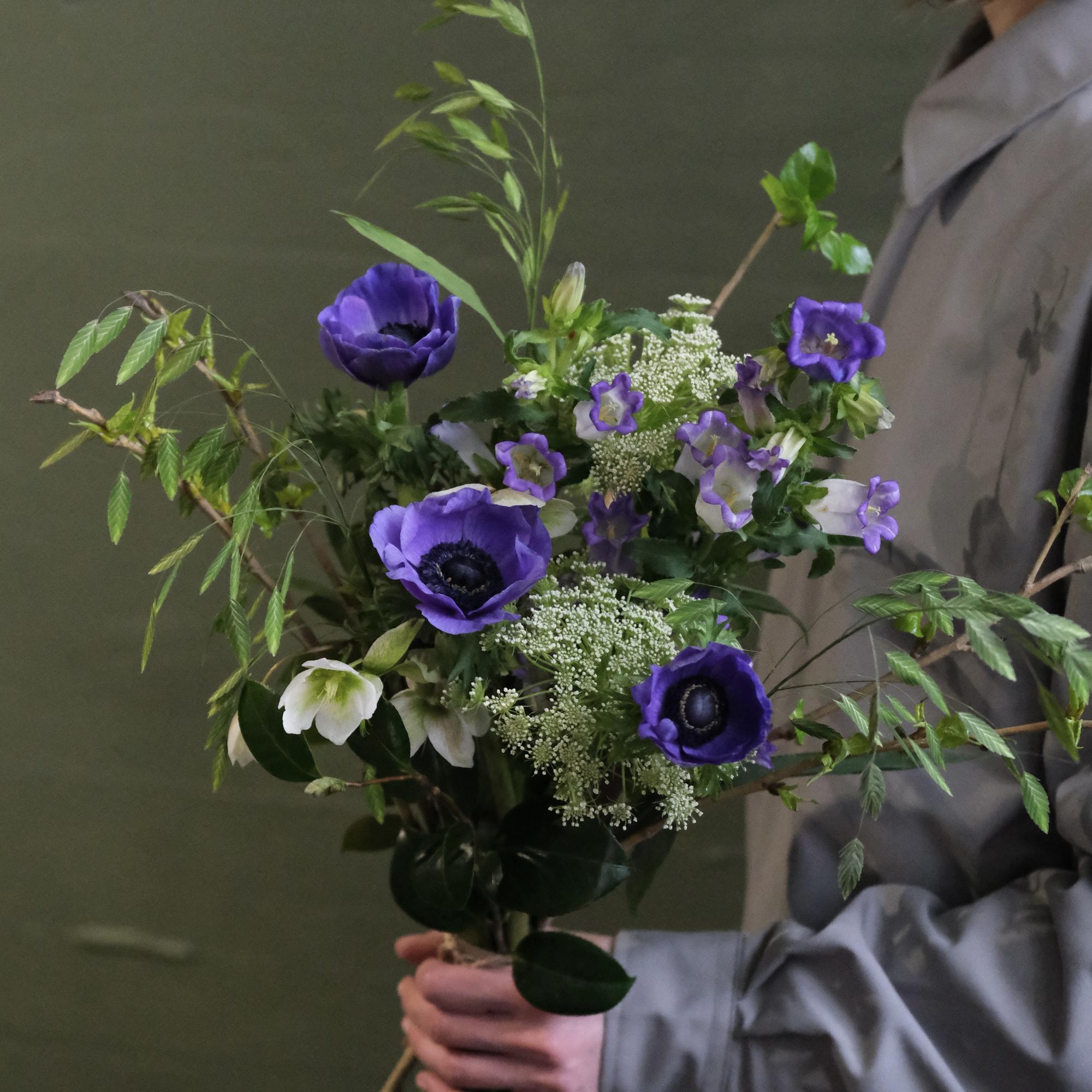 Анемоны, колокольчики и ветви