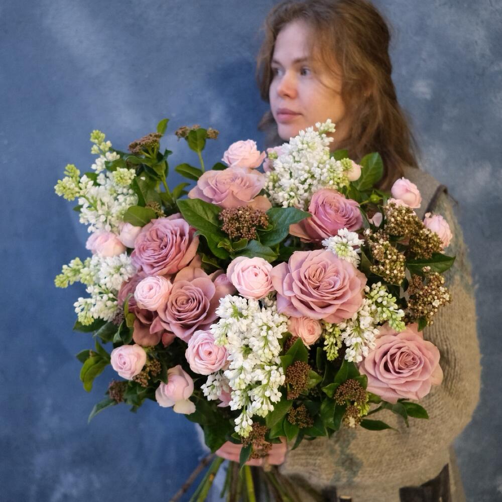 Сирень и пионовидные розы