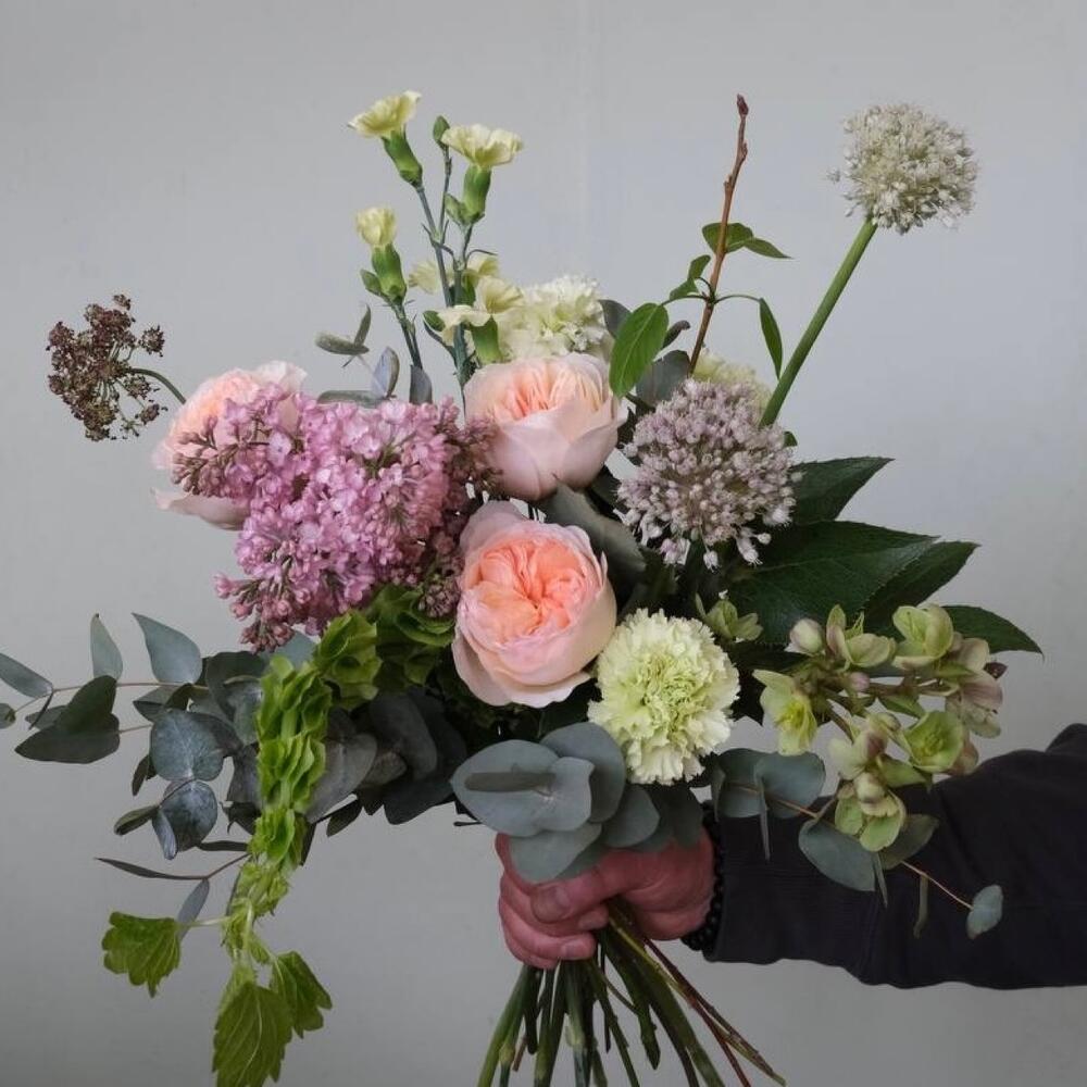 Пионовидные розы, сирень и зонтики