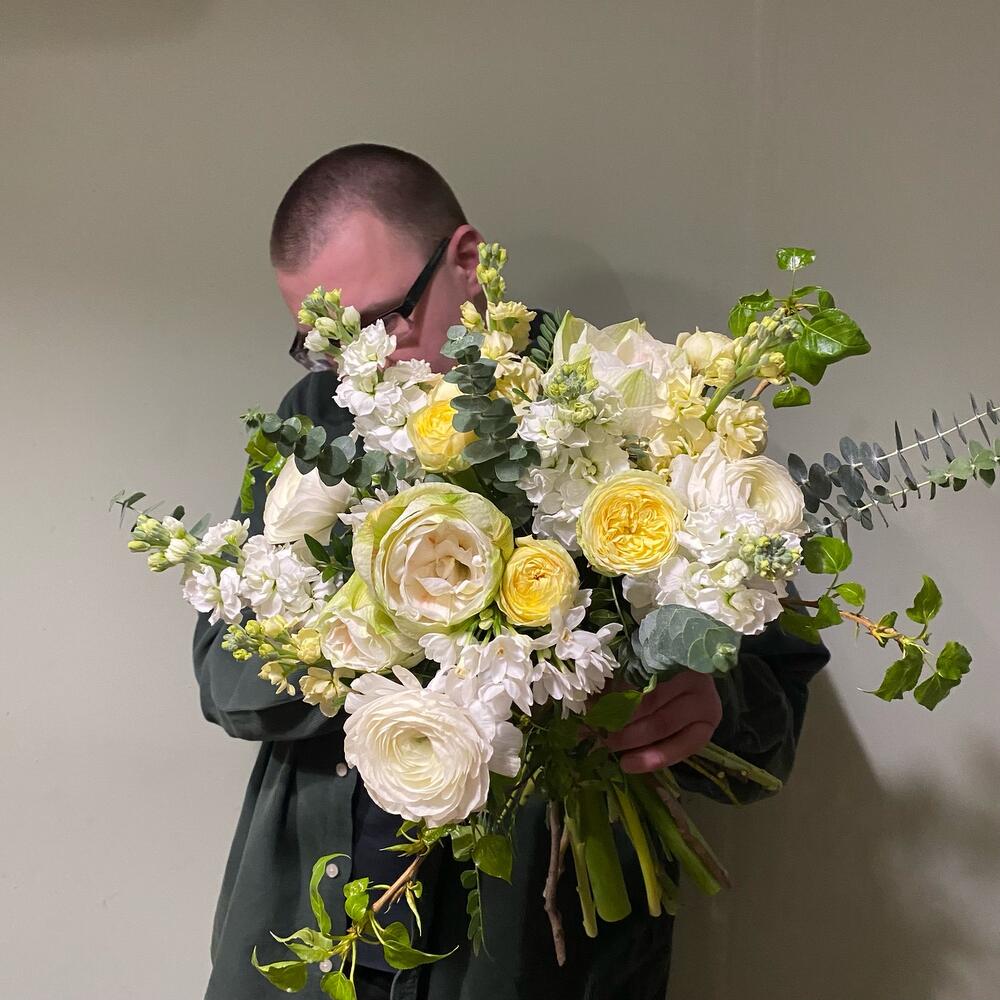 Амариллисы, ранункулюсы и ветви