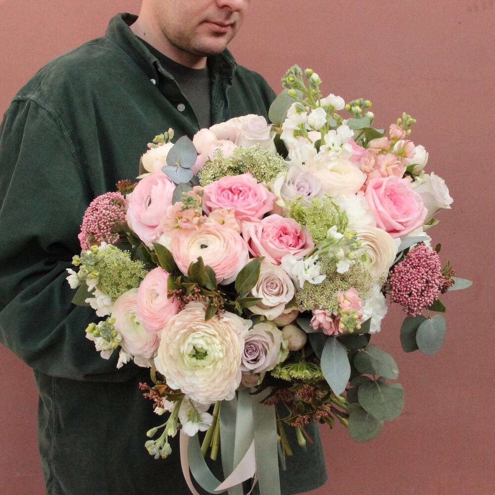 Ранункулюсы, пионовидные розы и зонтики