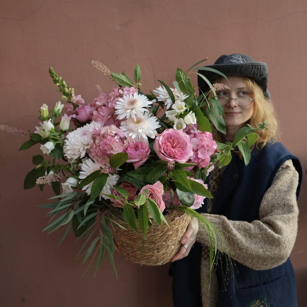 Корзина с пионовидными розами и колокольчиками