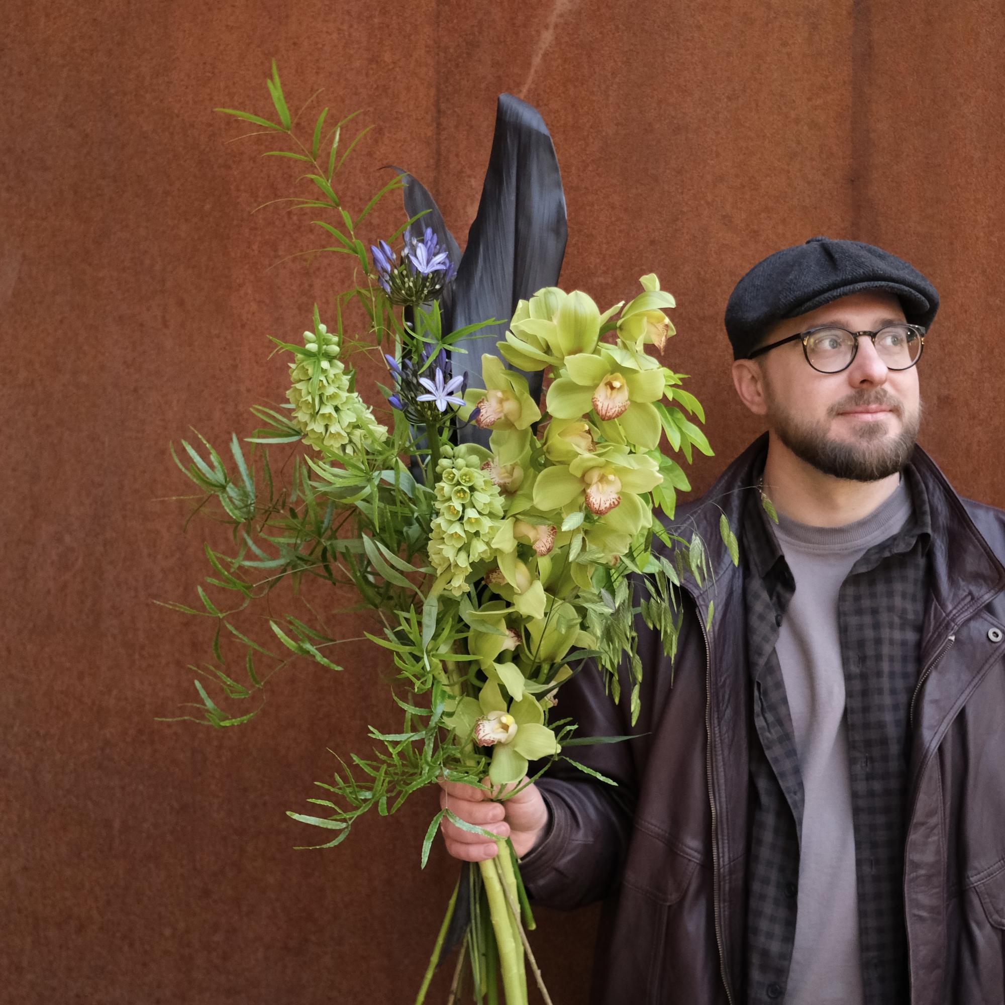 Орхидея, рябчики, листья и агапантус