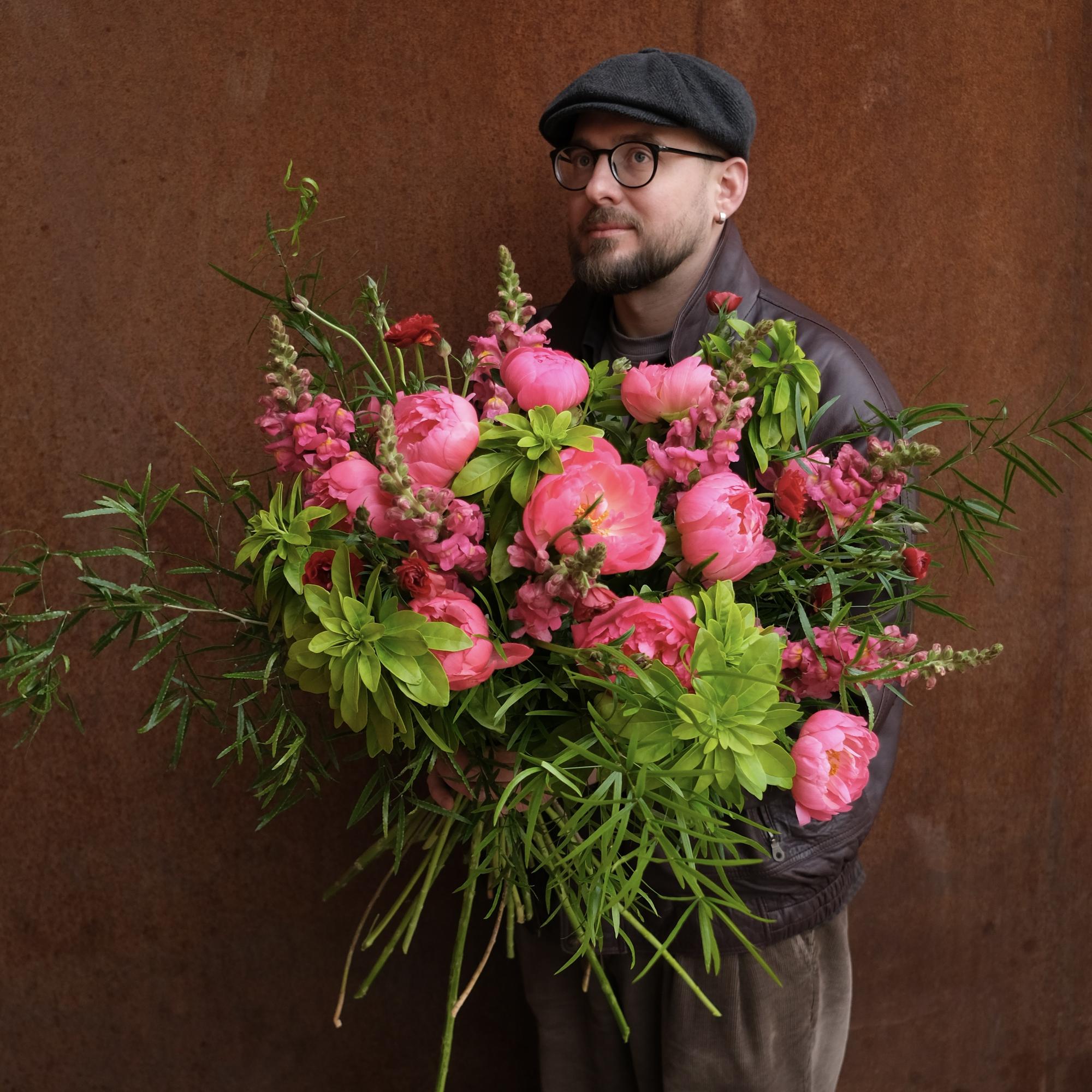 Пионы, шуазия и лютики