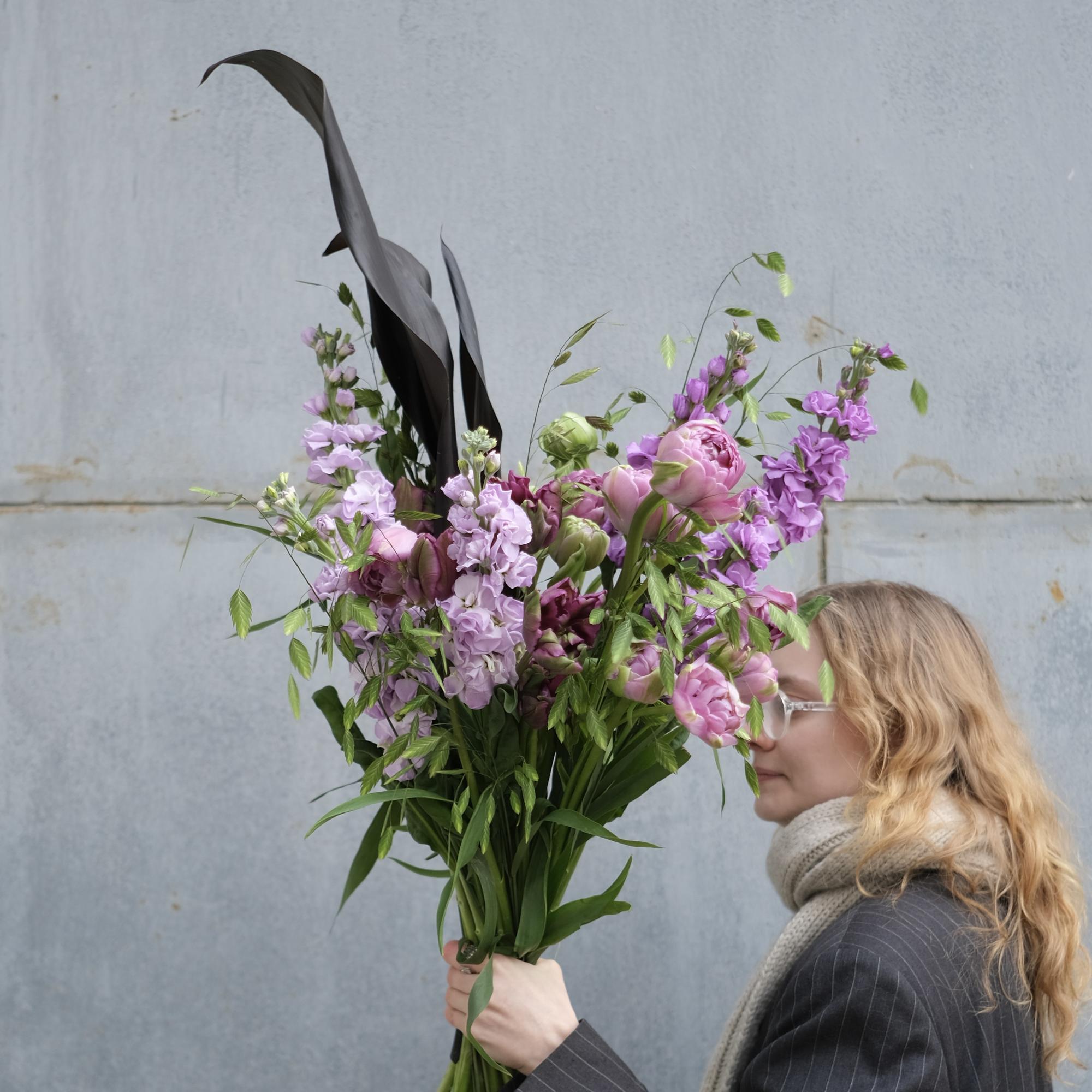 Тюльпаны, маттиола и чёрные листья