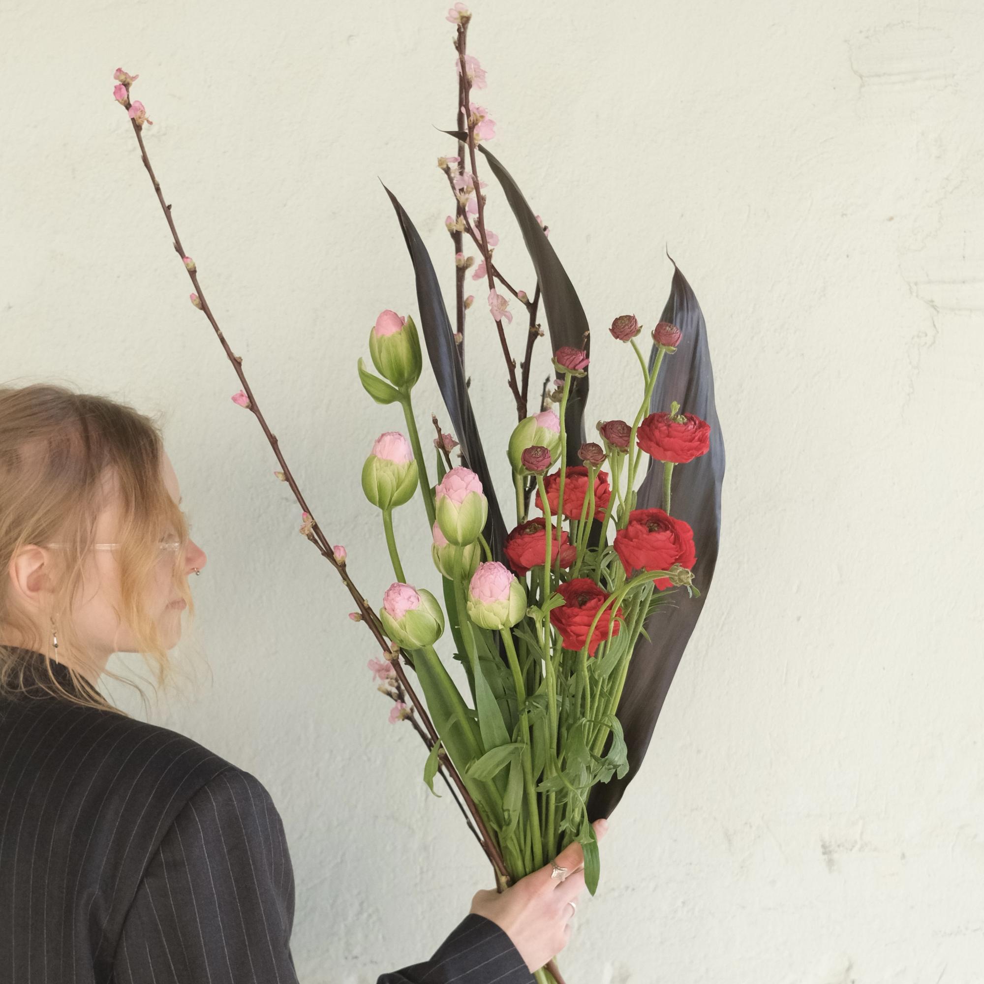 Тюльпаны, лютики и цветущие ветви