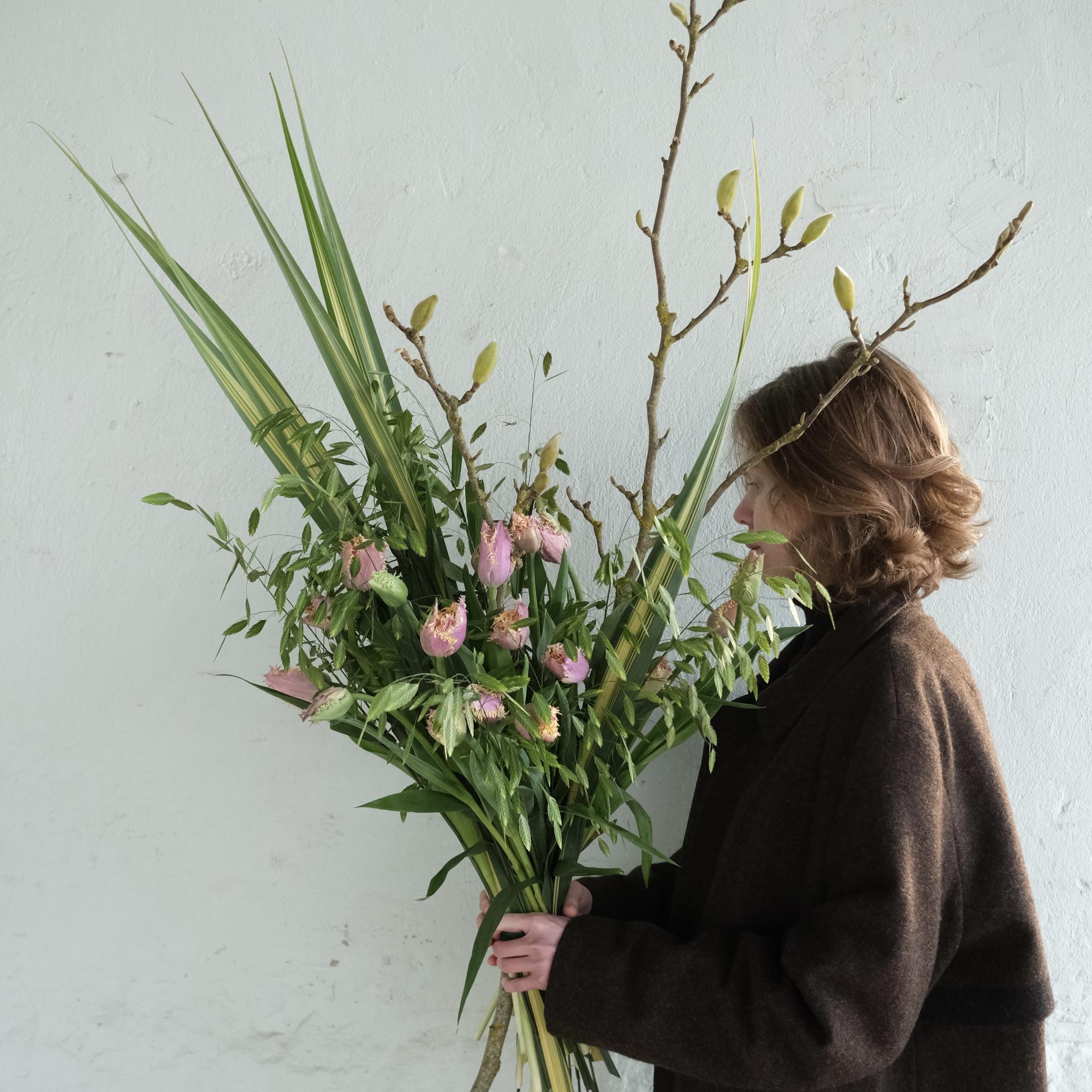 Тюльпаны, магнолия и травы