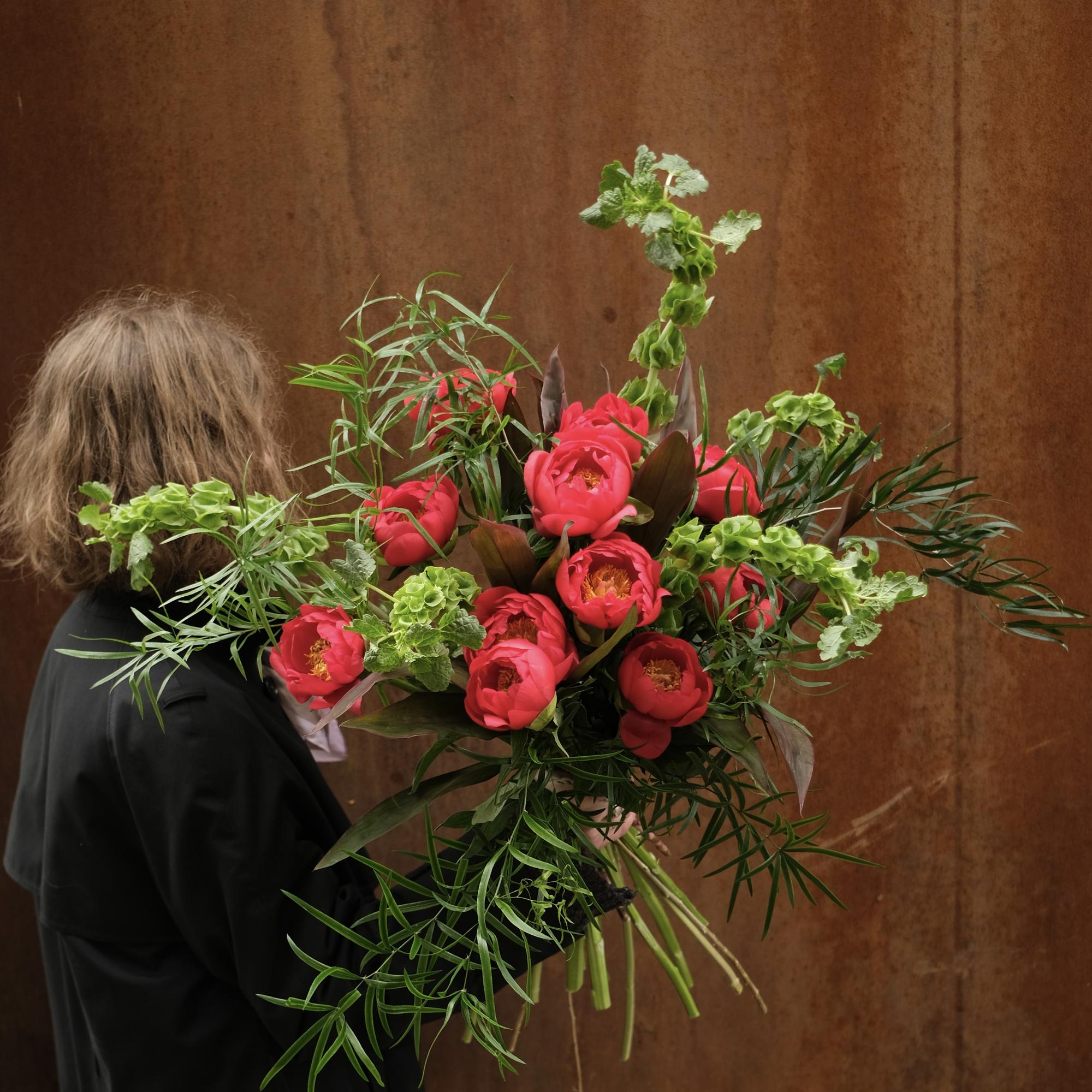 Пионы, ирландский колокольчик и спража