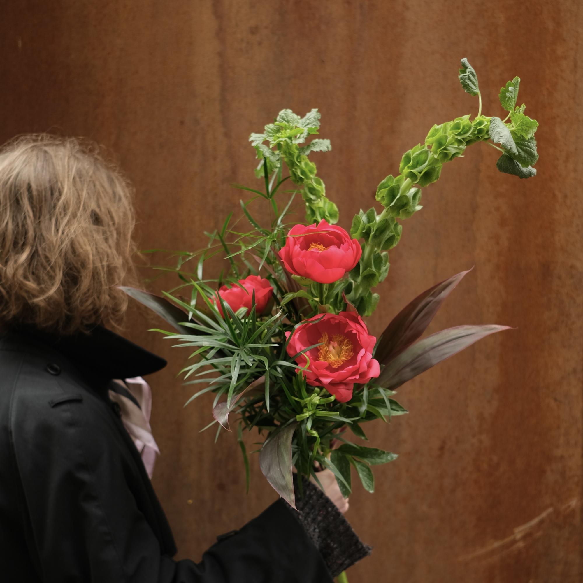 Пионы, травы и ирландский колокольчик