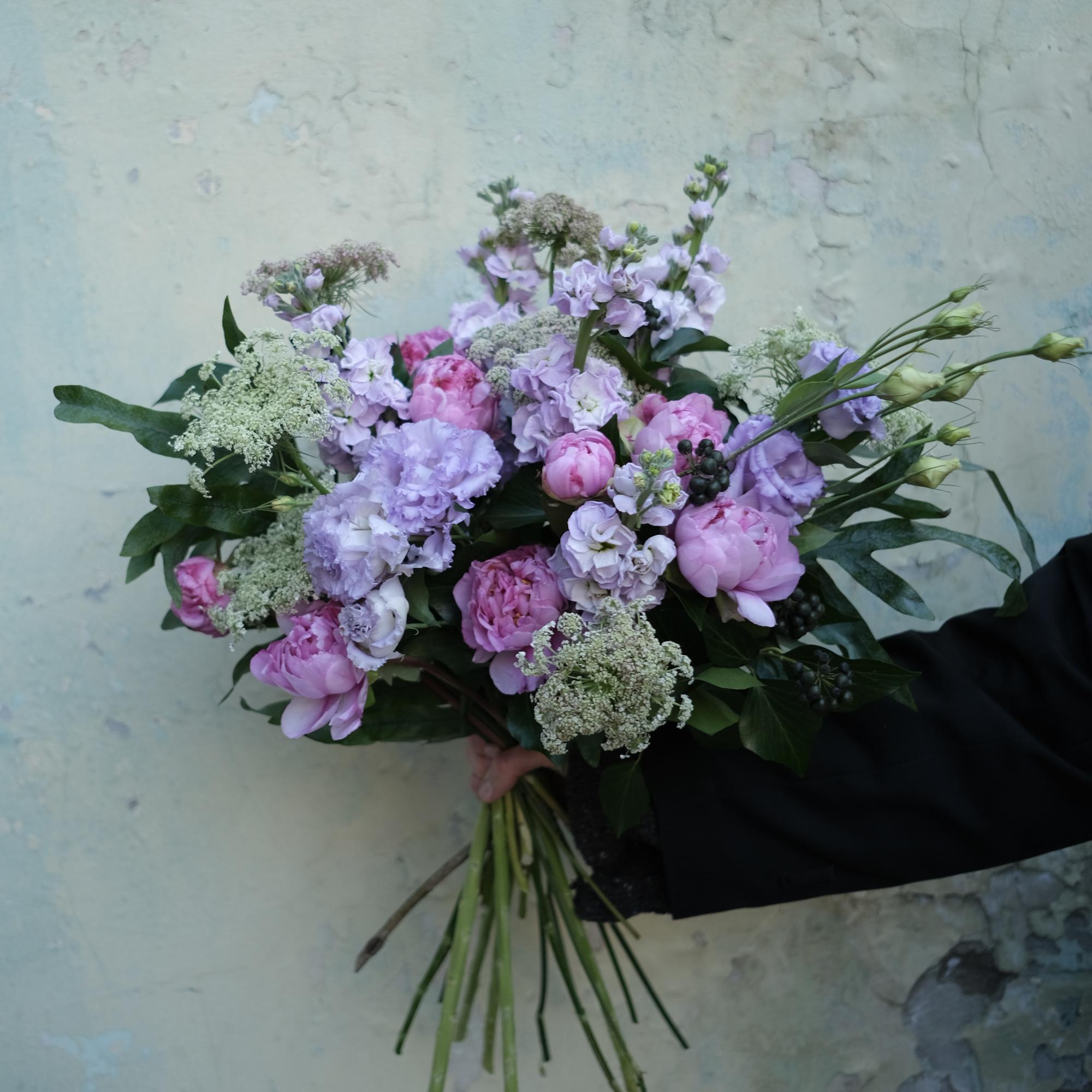 Пионы, маттиола и зонтики морковки