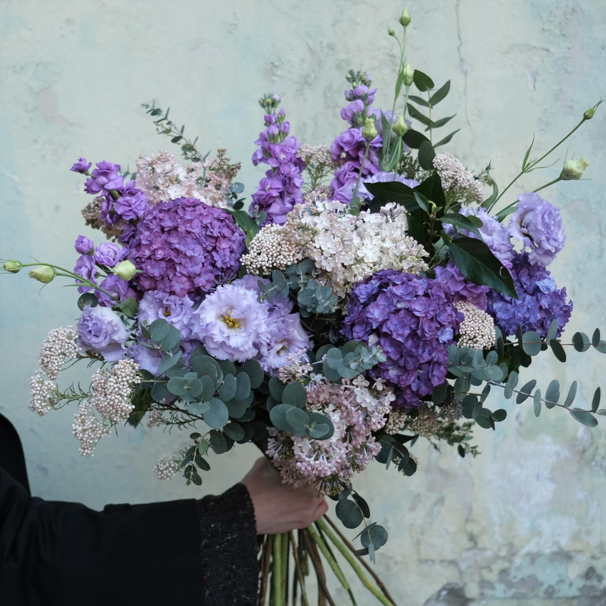 Гортензии, сирень и душистая маттиола