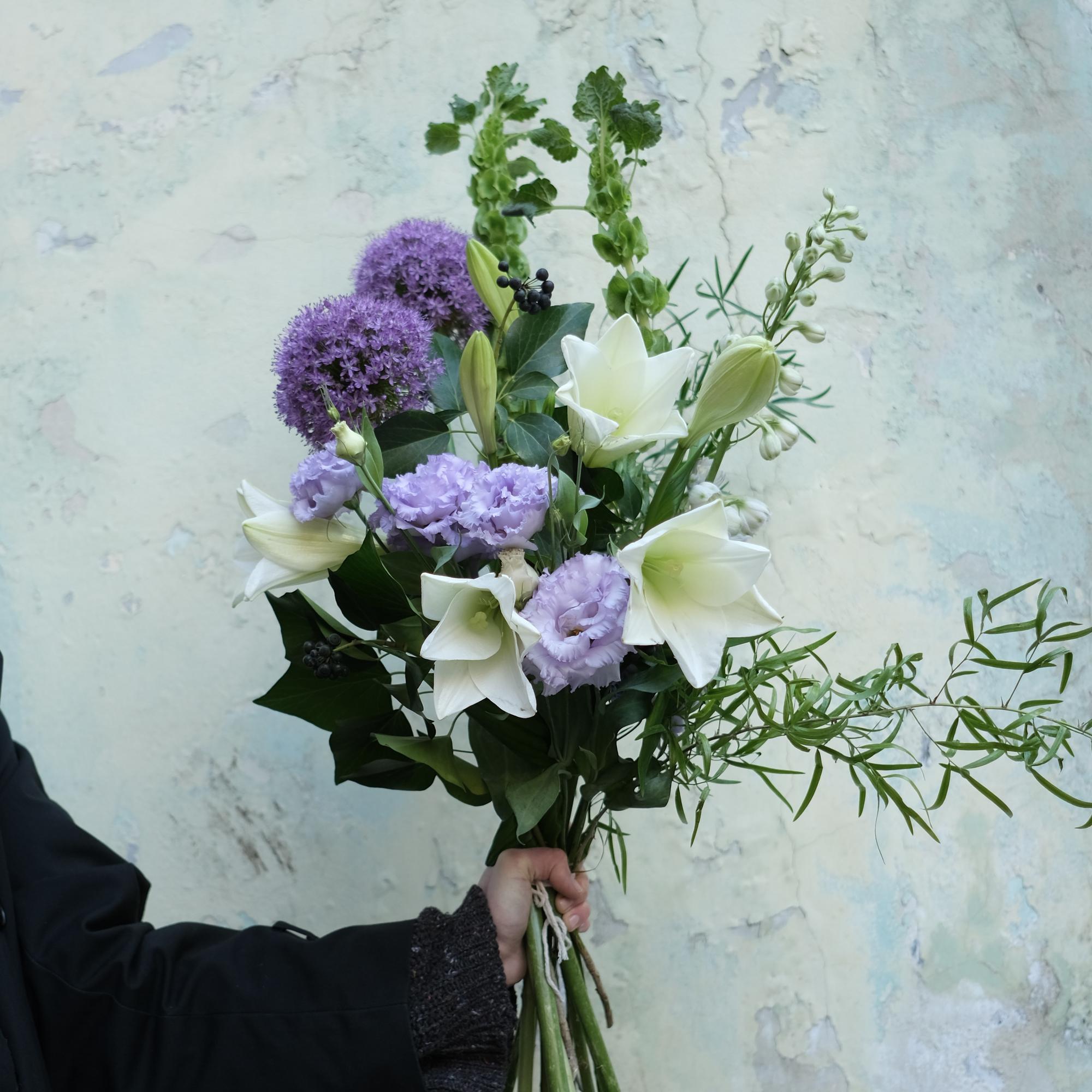 Лилии, лучок и ирландский колокольчик