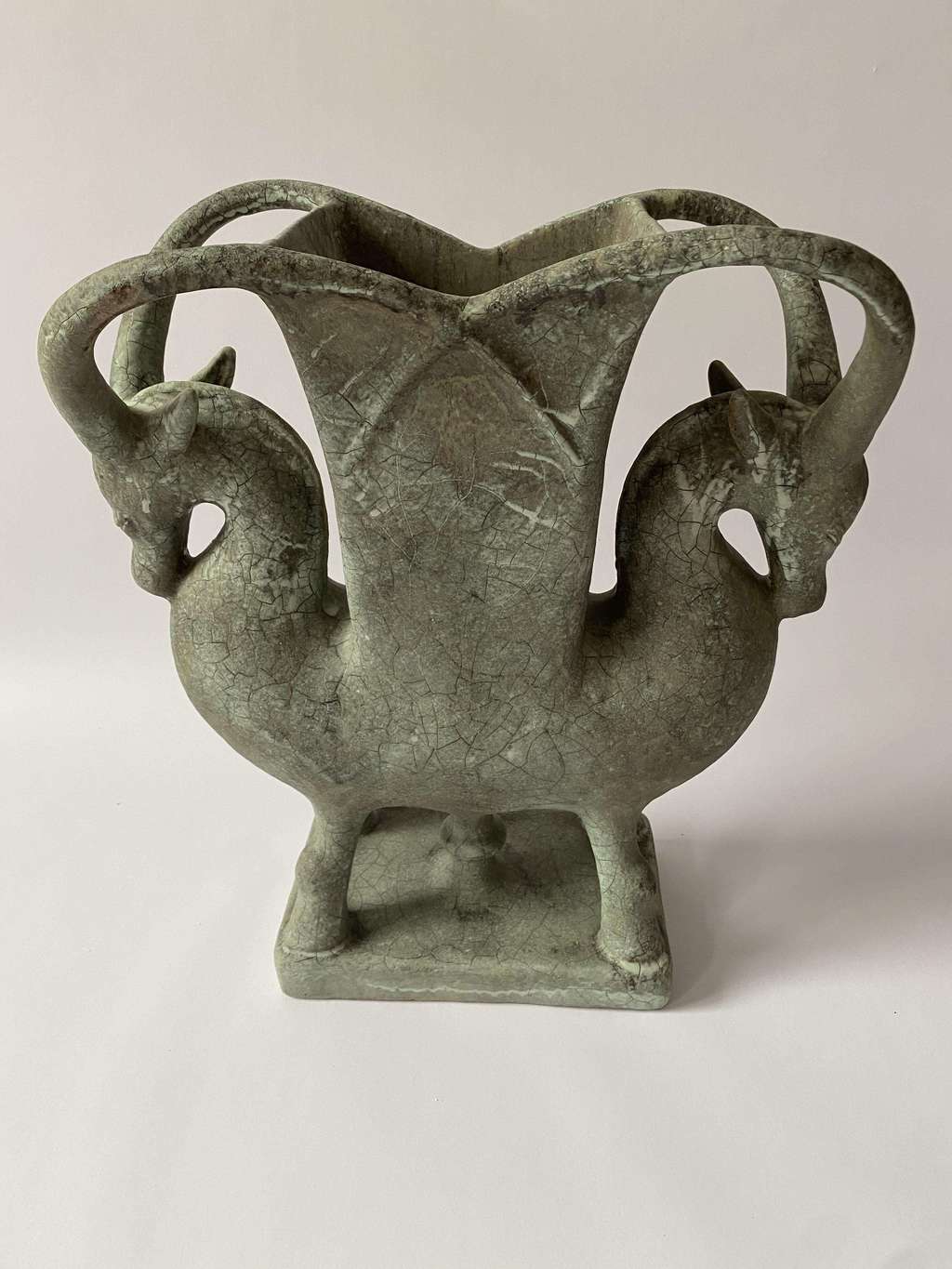 "Сосуд с двумя мифическими животными"