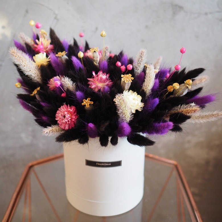 букет из сухоцветов в шляпной коробке