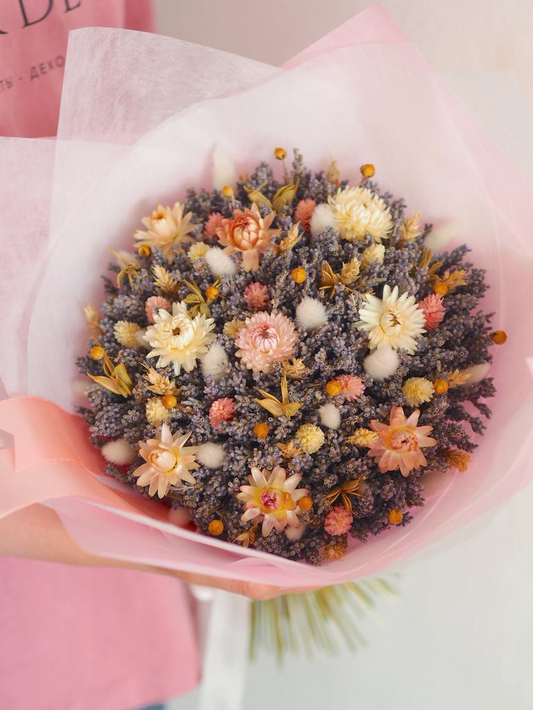 натуральный букет из лаванды и сухоцветов