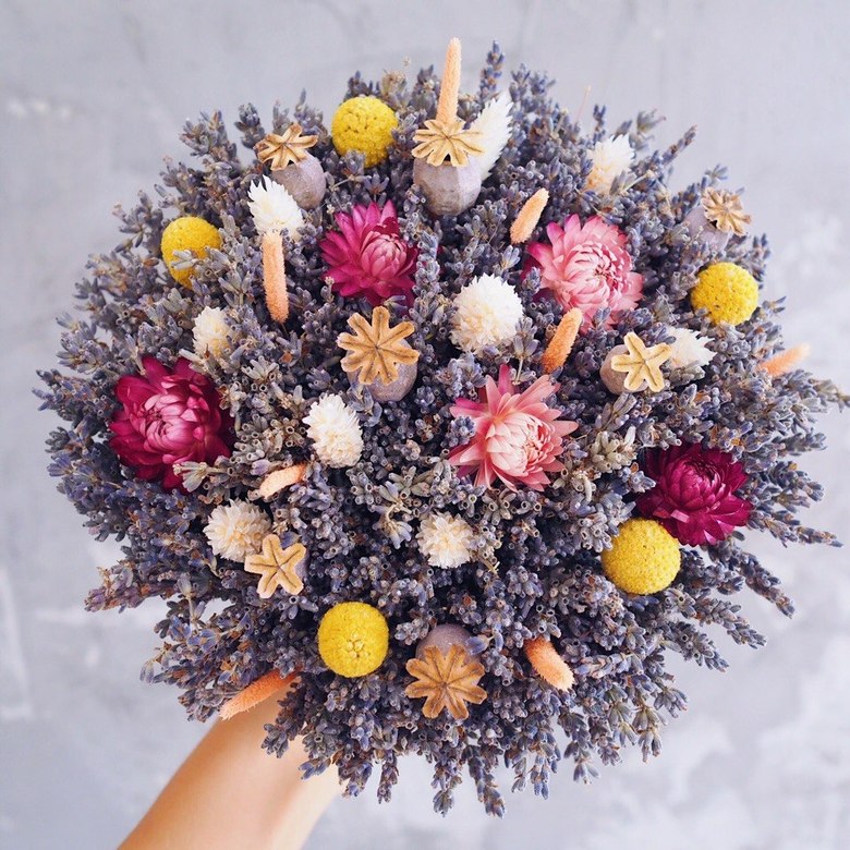 букет из лаванды и сухоцветов